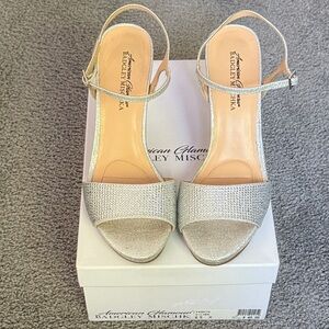 Badgley Mischka Yasmin Glittering Silver Heels. American Glamour. Size 8.5M.